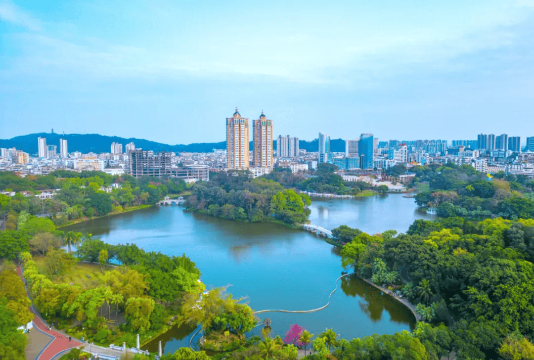 近年来,江门各地推进公园城市建设,城市绿地不断拓展,1809个公园绿地