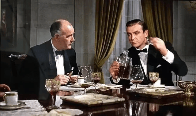 中看到,身价过百亿,千亿的总裁安静地坐在皮革扶手椅上,一手拿着雪茄