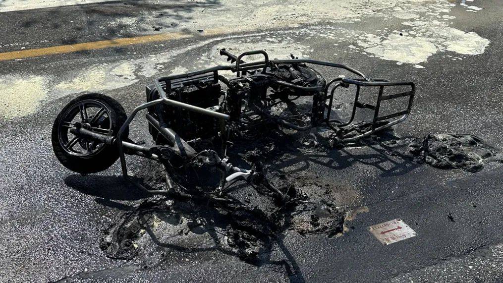 汨罗一男子骑行途中电动车突发自燃消防快速处置家里