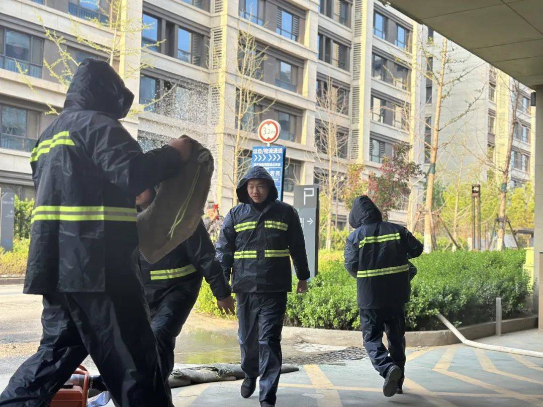 防汛技能大练兵02容东d2组团绿城物业防汛演练演练现场,物业工作人员