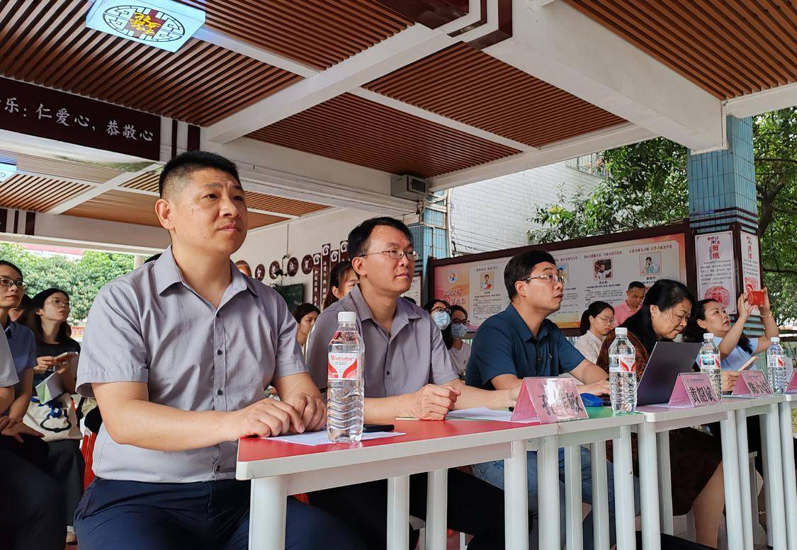 卢晓晴老师和黄家豪老师执教的双师英语课例——《unit 6 shopping