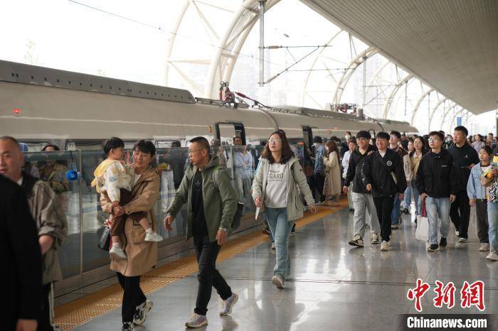 西南铁路12日起调图成渝成贵等多条铁路列车开行有变