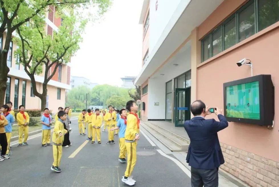 会前,与会人员考察了绍兴市柯桥区实验中学,柯桥区实验小学,柯桥区华