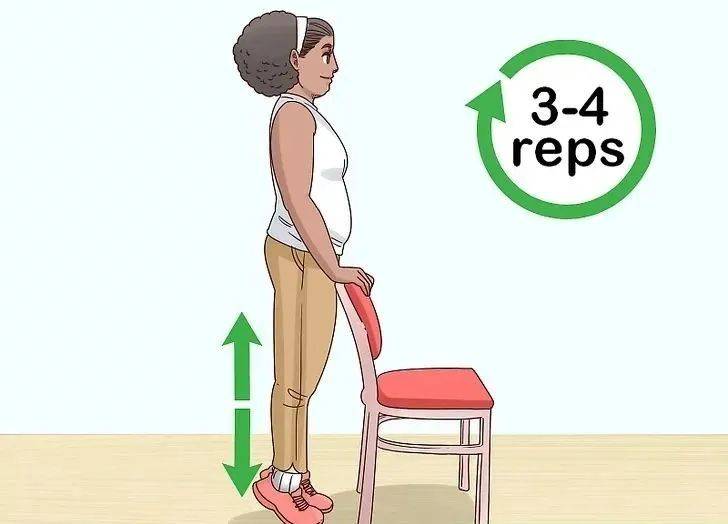 站立,双手扶墙壁或者椅子双脚打开与髋同宽,膝盖与脚尖同向呼气,踮脚