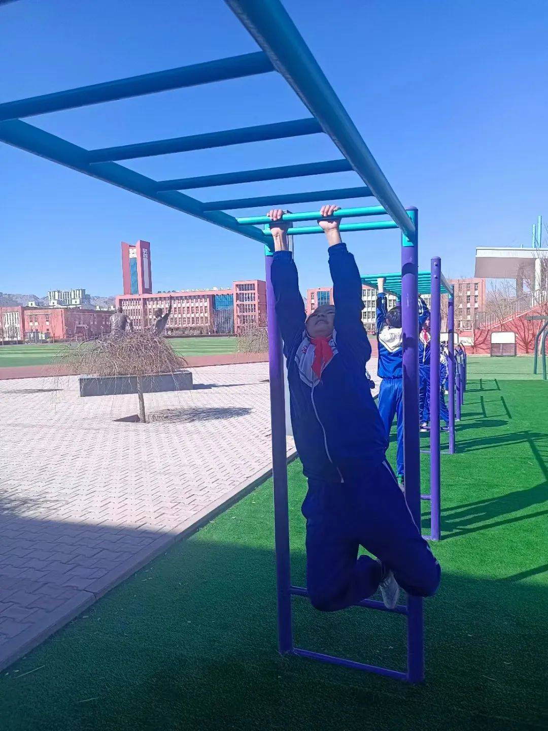 智爱二小乌拉特后旗第二完全小学单杠入课堂打造健康活力快乐的校园