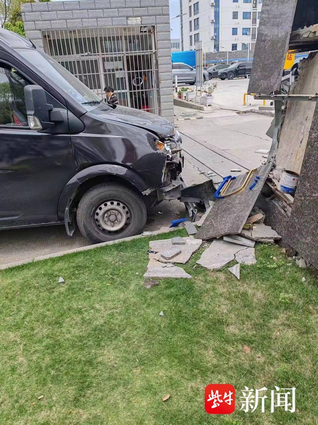 误将油门当成了刹车,货车一头撞到墙上_王某_事故_企业