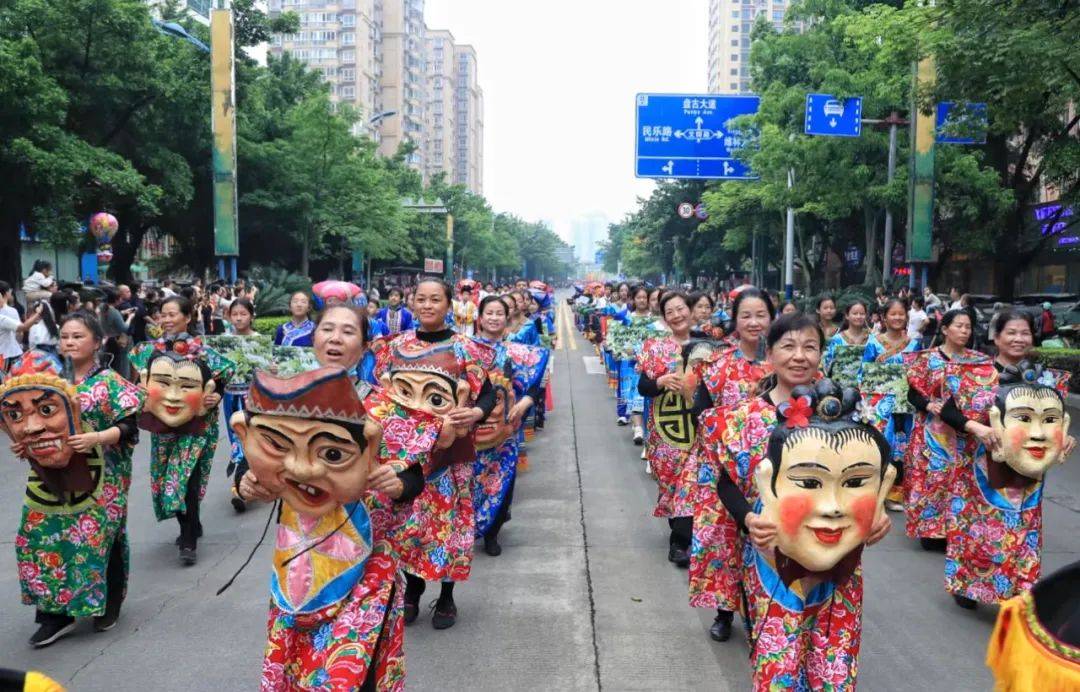 今天的来宾好比过年千人巡游展演燃动全城