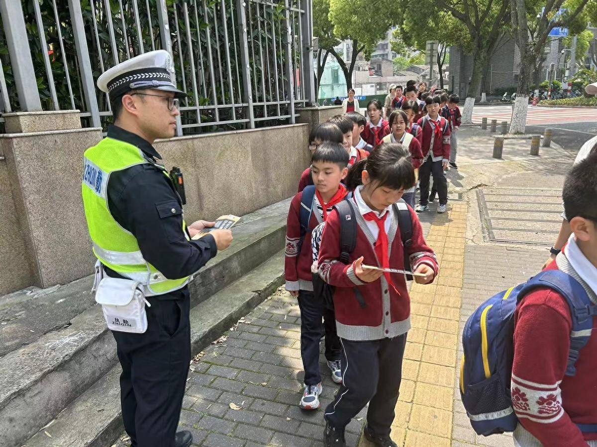 浙江温州交警为广场路小学春游活动严把纪律管守护平安行