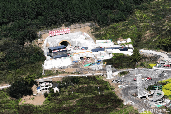 特别关注渝万高铁黑岩寨隧道建设有序推进