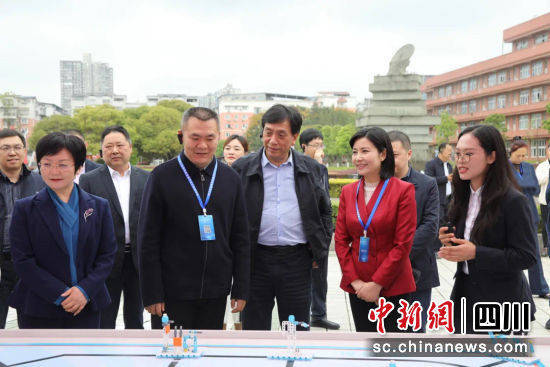 在推进数字转型的实践中,南高建立了"1124"工作法:锚定数字赋能学校