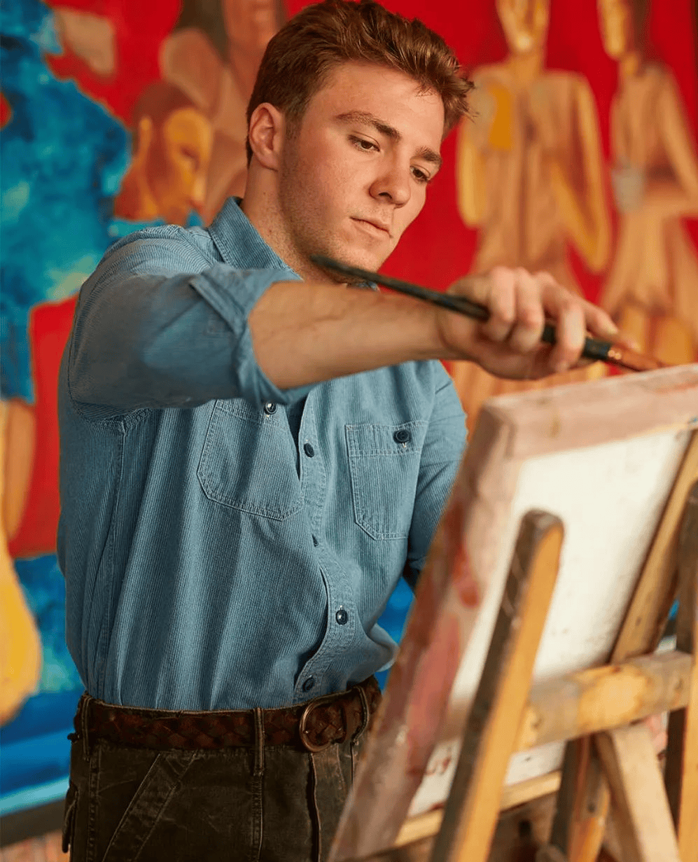 他的作品目前销路不错,被时装设计师stella mcca