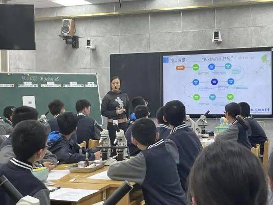 第二课时中,吴琳老师以"如何判断果酒制作成功了还是失败了"引导学生