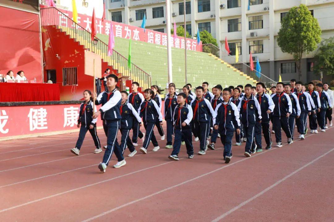 燃运动激情强少年体魄陇南育才学校小学部春季田径运动会顺利召开