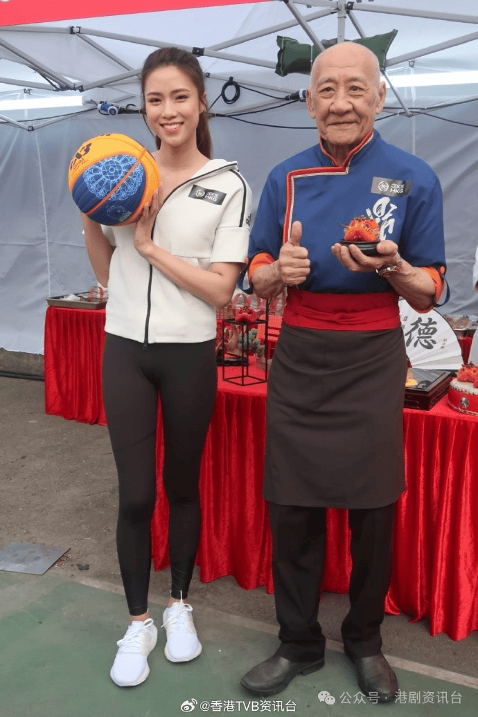 在旁的刘颖镟闻言李家鼎的讚赏,感到惊喜万分,并谓