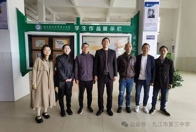 我校校党委副书记,校长周凌,校党委委员,副校长李代煌参观画展,对学生