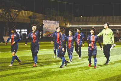 不局限于传统角色踢球是她们的生活方式