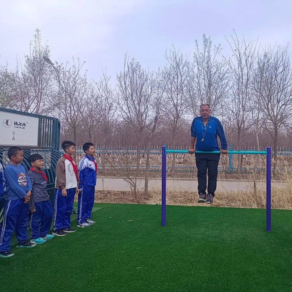 智爱二小乌拉特后旗第二完全小学单杠入课堂打造健康活力快乐的校园