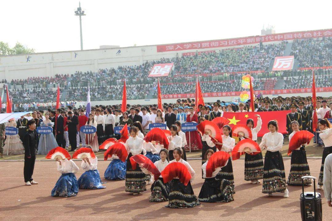 别出心裁展现文化丰厚底蕴传统服饰大气亮眼他们身着各式服装花样服装