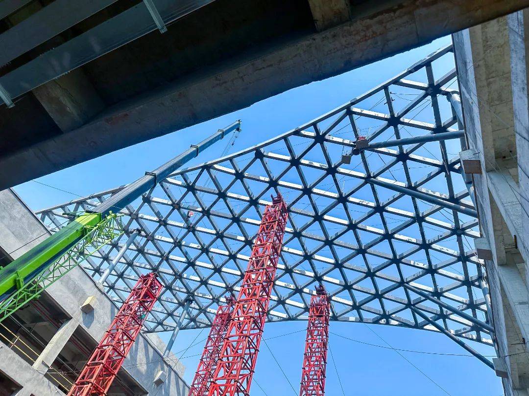 90米,采用胎架辅助结构桁架安装