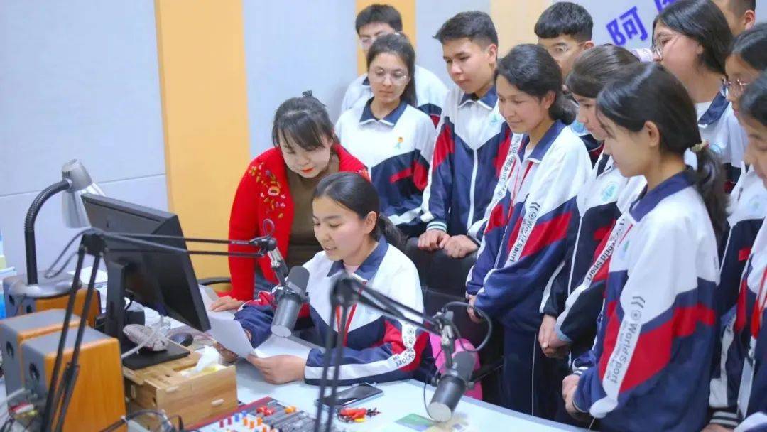 小记者大视界阿图什第一中学小记者走进融媒体感知新课堂