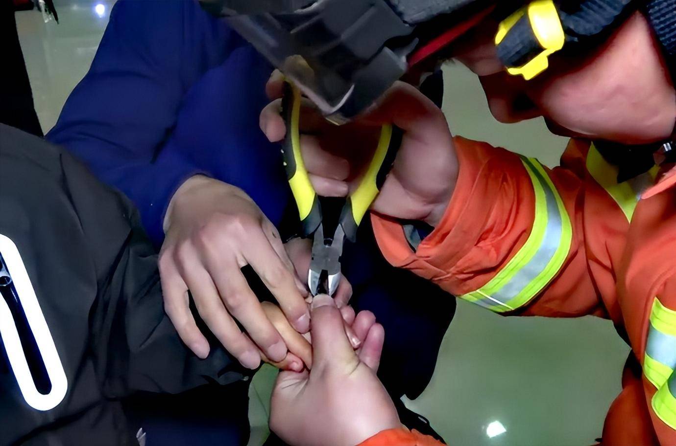 中牟消防救援大队解救"被卡"的"熊孩子_儿童_男童_铁圈