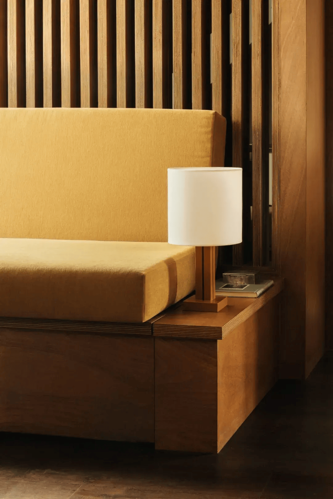 巴黎酒店的室内设计看似简单却是材质搭配和色彩的极致