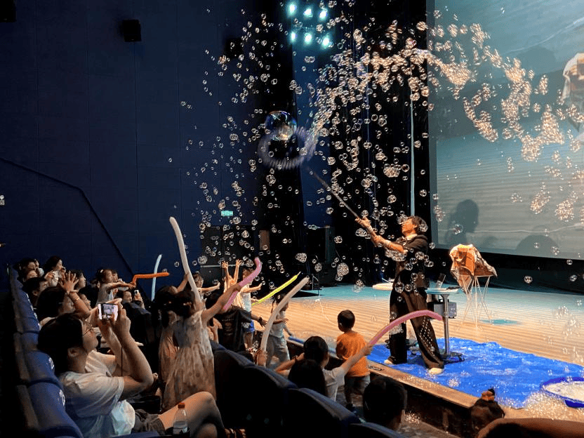 魔术泡泡秀以其神秘的魔术变化结合泡泡艺术的美妙效果