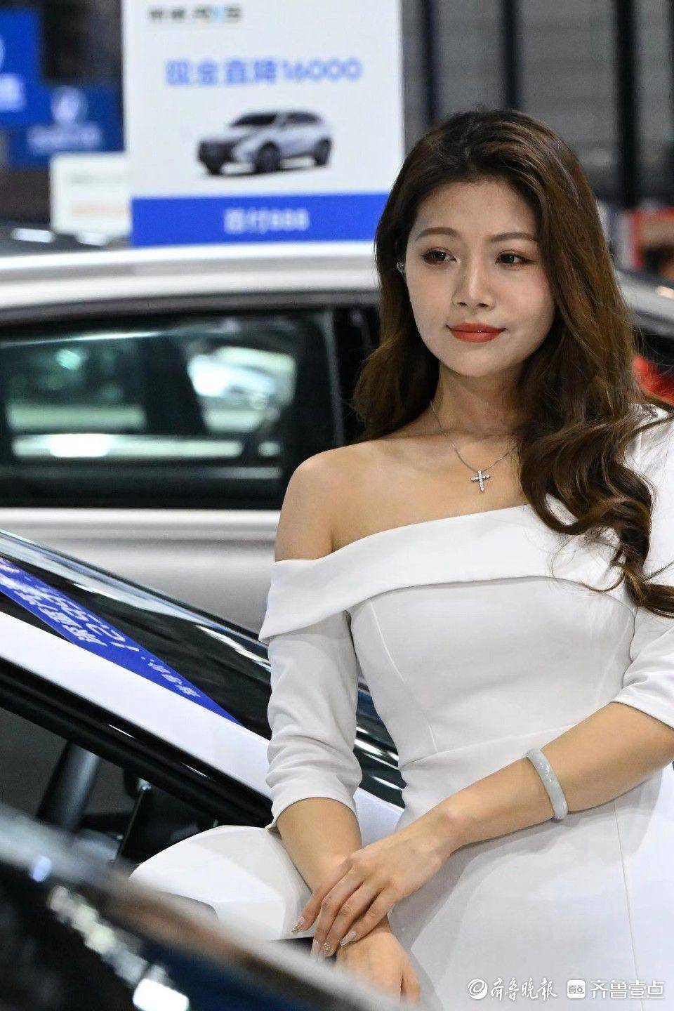 齐鲁国际车展豪车款款,美女车模成靓丽风景线_搜狐汽车_搜狐网