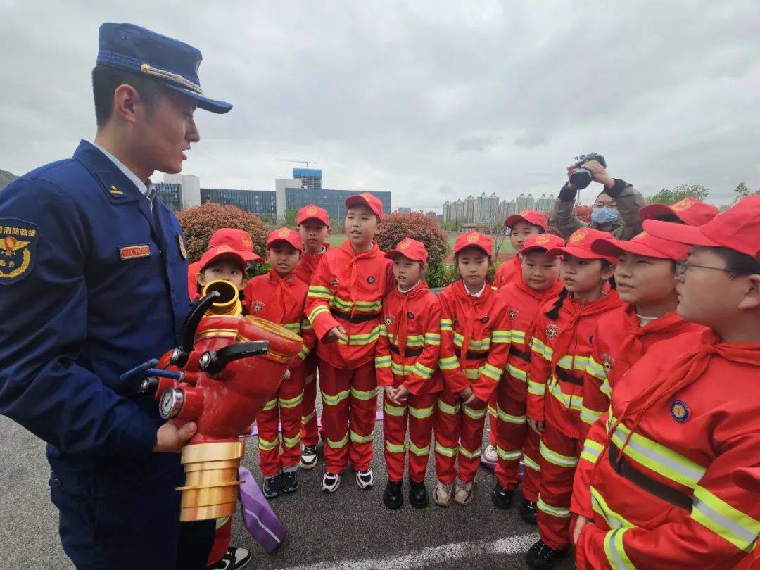 防患未燃携手童行高新消防联合柚子姐姐读书会举行蓝小圣少年团成立