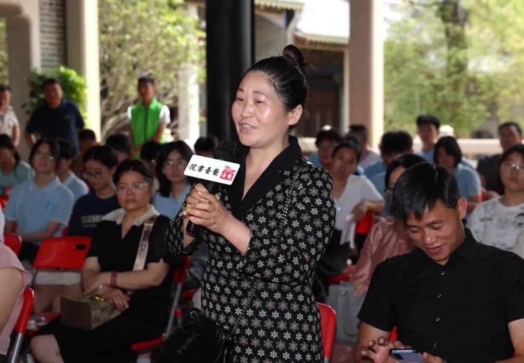 来自厚街中学的高二学生朱秋悦,在分享会结束后第一时间找到丁燕为她