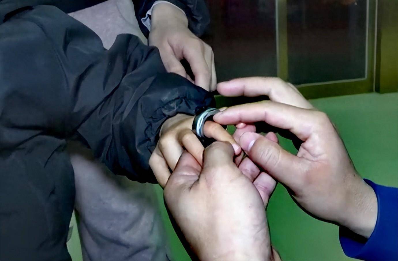 中牟消防救援大队解救"被卡"的"熊孩子_儿童_男童_铁圈