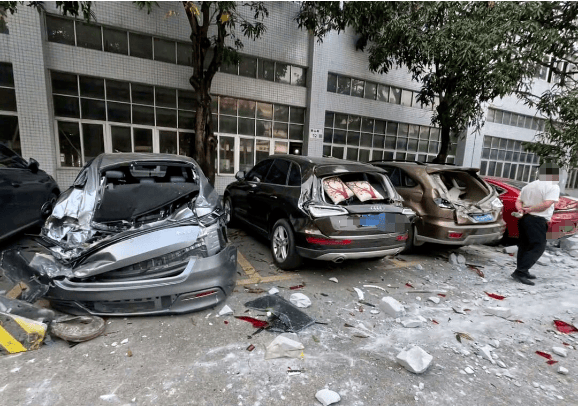 深圳一吊车操作时突然侧翻6辆小汽车被砸受损原因竟是