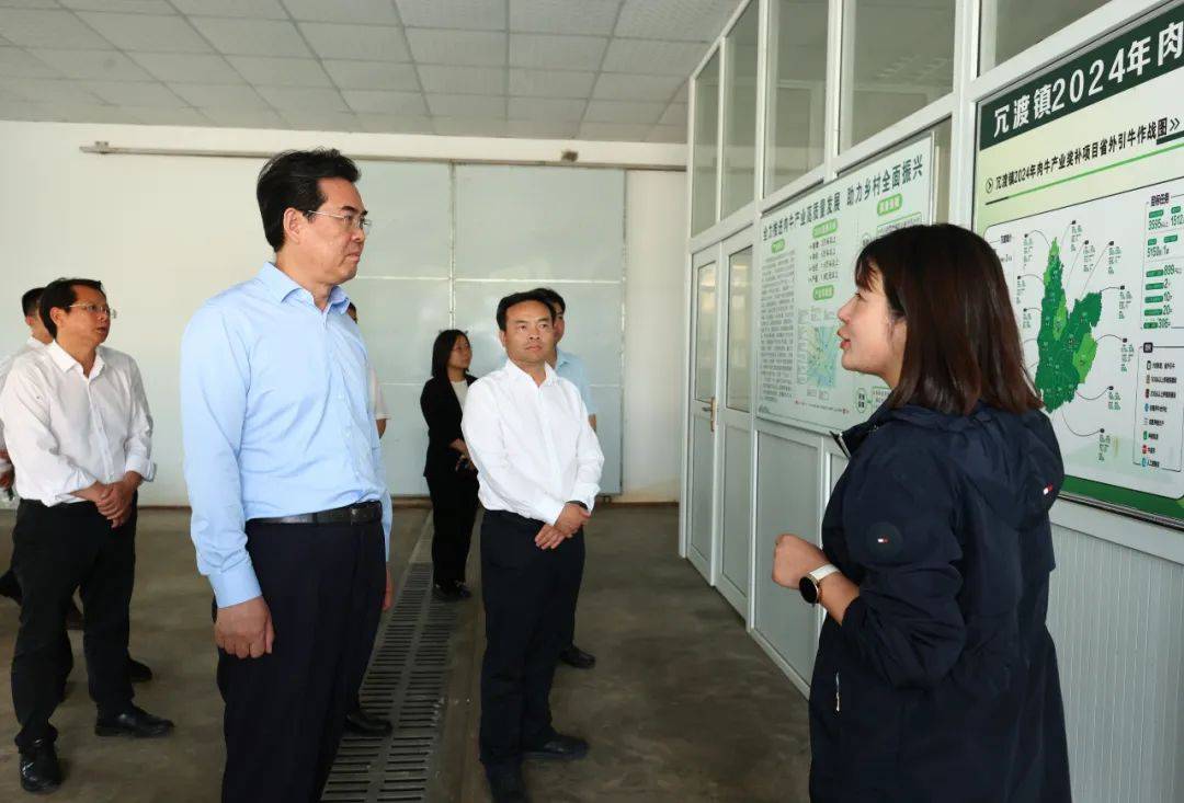 李炳军在册亨县贵州峥牛农牧发展公司调研.