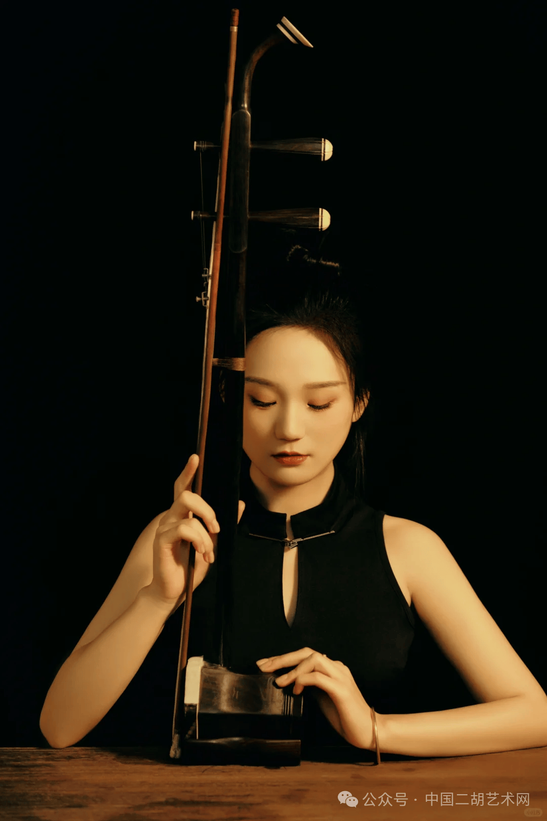 和陪伴多年的二胡拍一套新写真