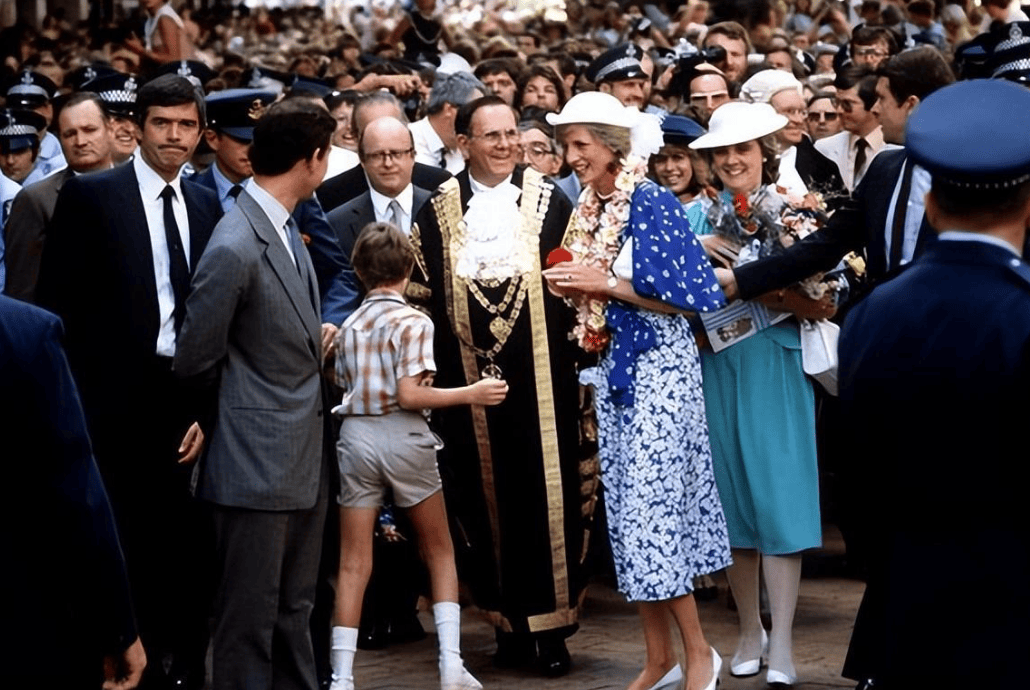这种礼炮仪式是英国皇室庆祝重要庆典的传统方式,特别