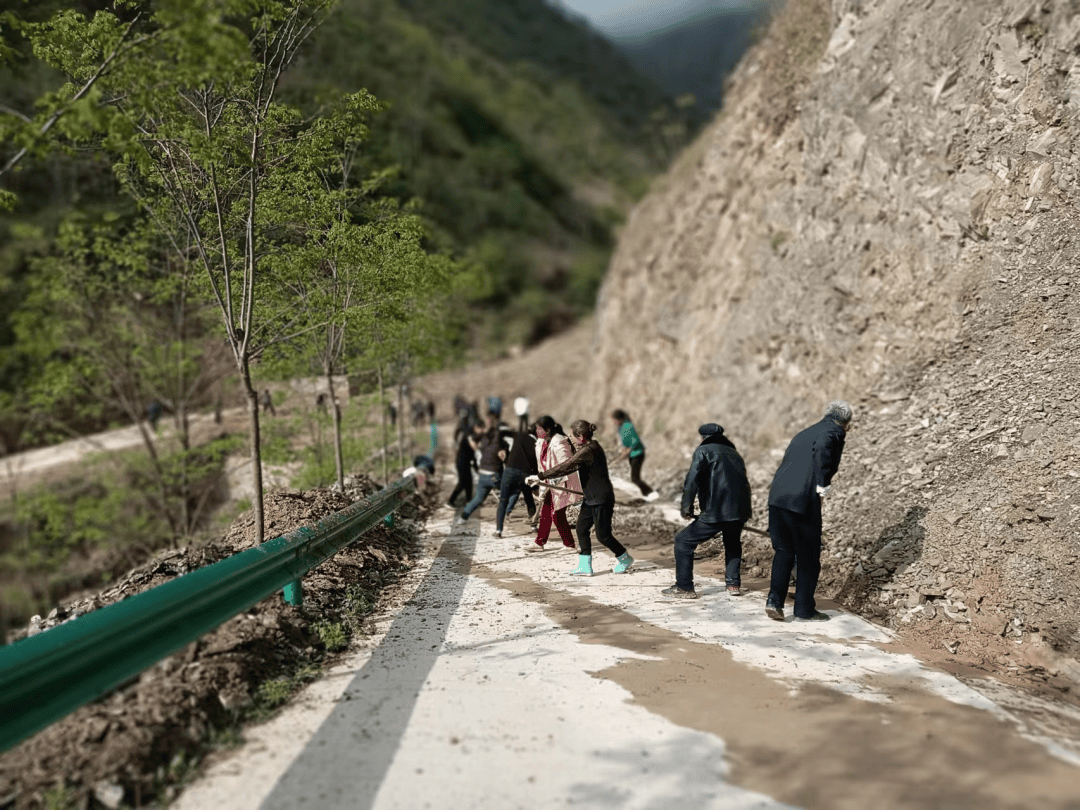 三抓三促行动进行时蒿林乡积极开展雨后道路清淤保畅工作