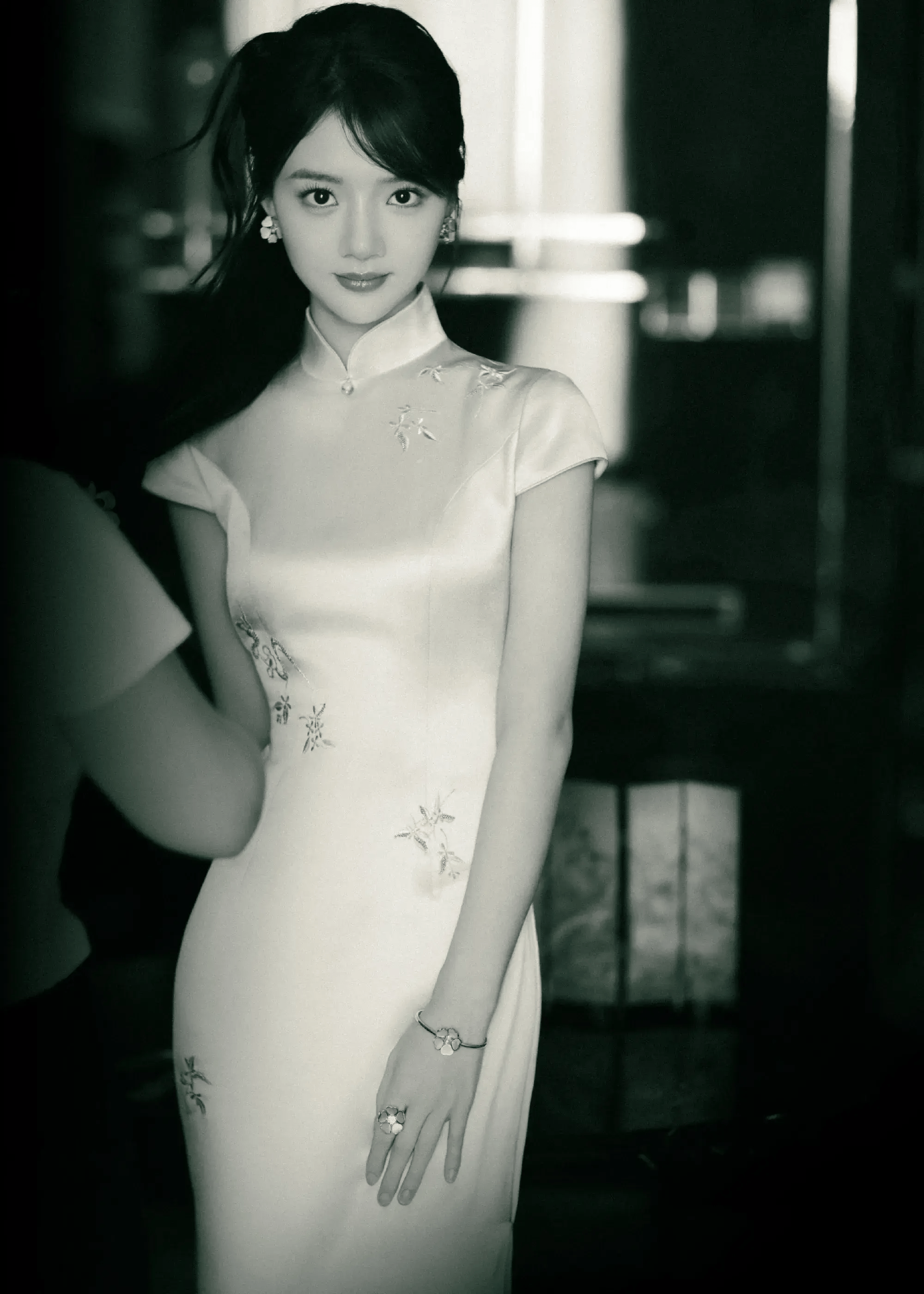 任敏月色旗袍造型温婉动人唯美靓丽