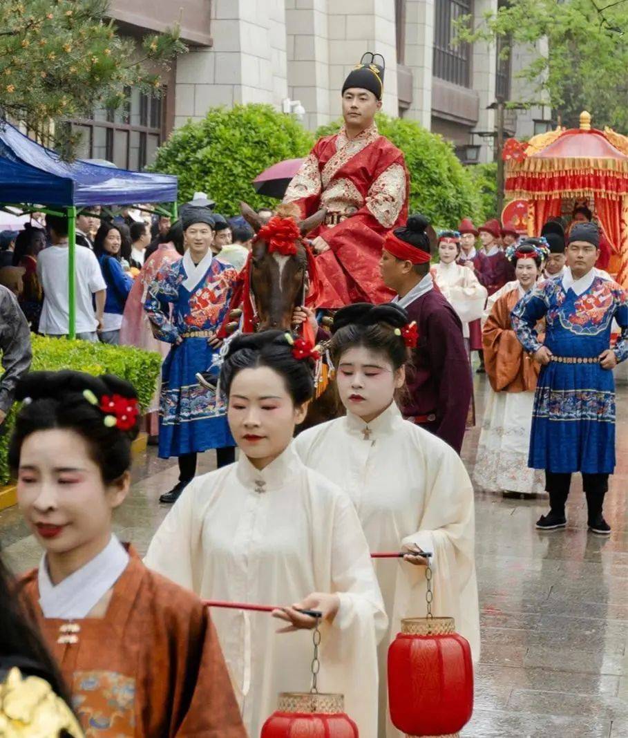 下午3点,一场共赴白首之约的传统喜嫁仪式在碧波荡漾的汉城湖闪亮登场