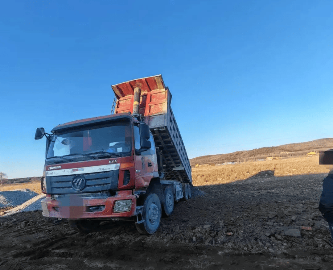 这个司机胆儿真大!无证驾驶超载大货车