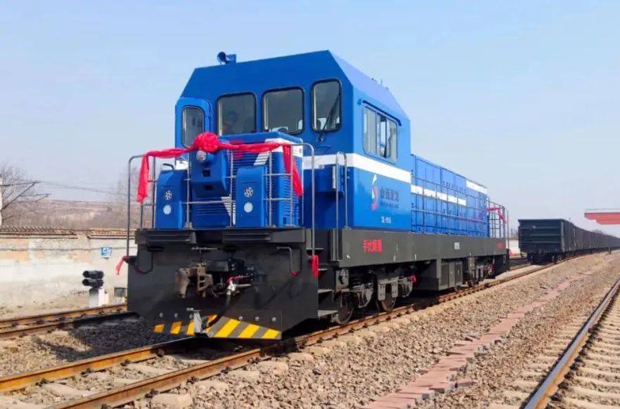 3月20日,由中车大同电力机车有限公司研制的700kw新能源机车在山西