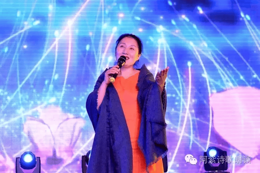 【阿紫简介】阿紫,中国当代著名诗人,词作家,朗诵表演艺术家.