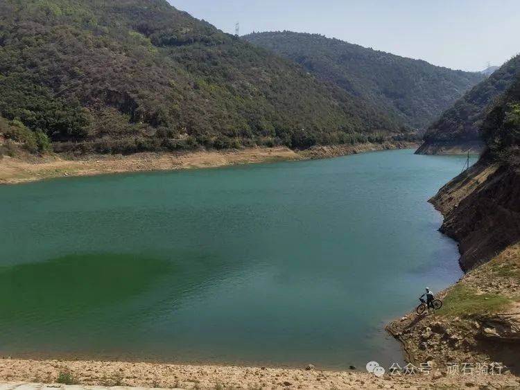 新桥水库,角度不同,水面的蓝色会变,是深遂迷人的宝石蓝,是轻盈晃动的