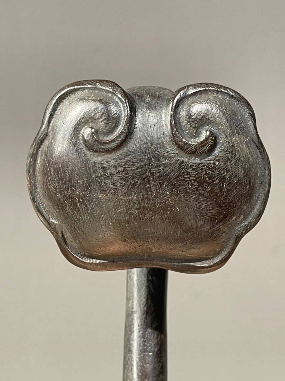 用之美朴实材质的升华▎紫檀关公立像与灵芝云头如意