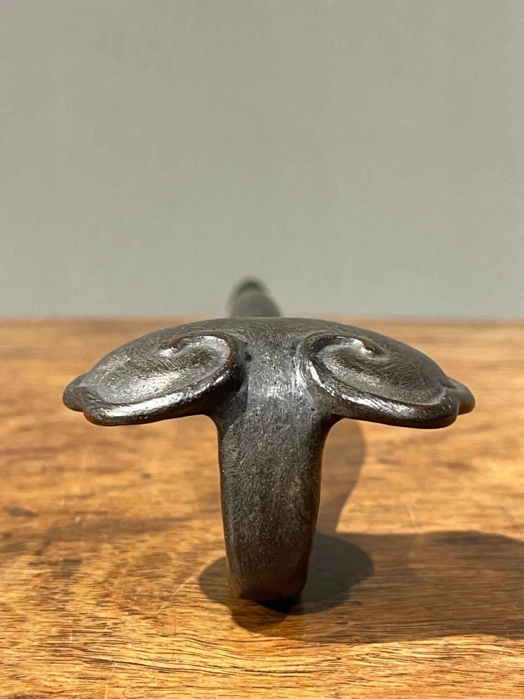 用之美朴实材质的升华▎紫檀关公立像与灵芝云头如意