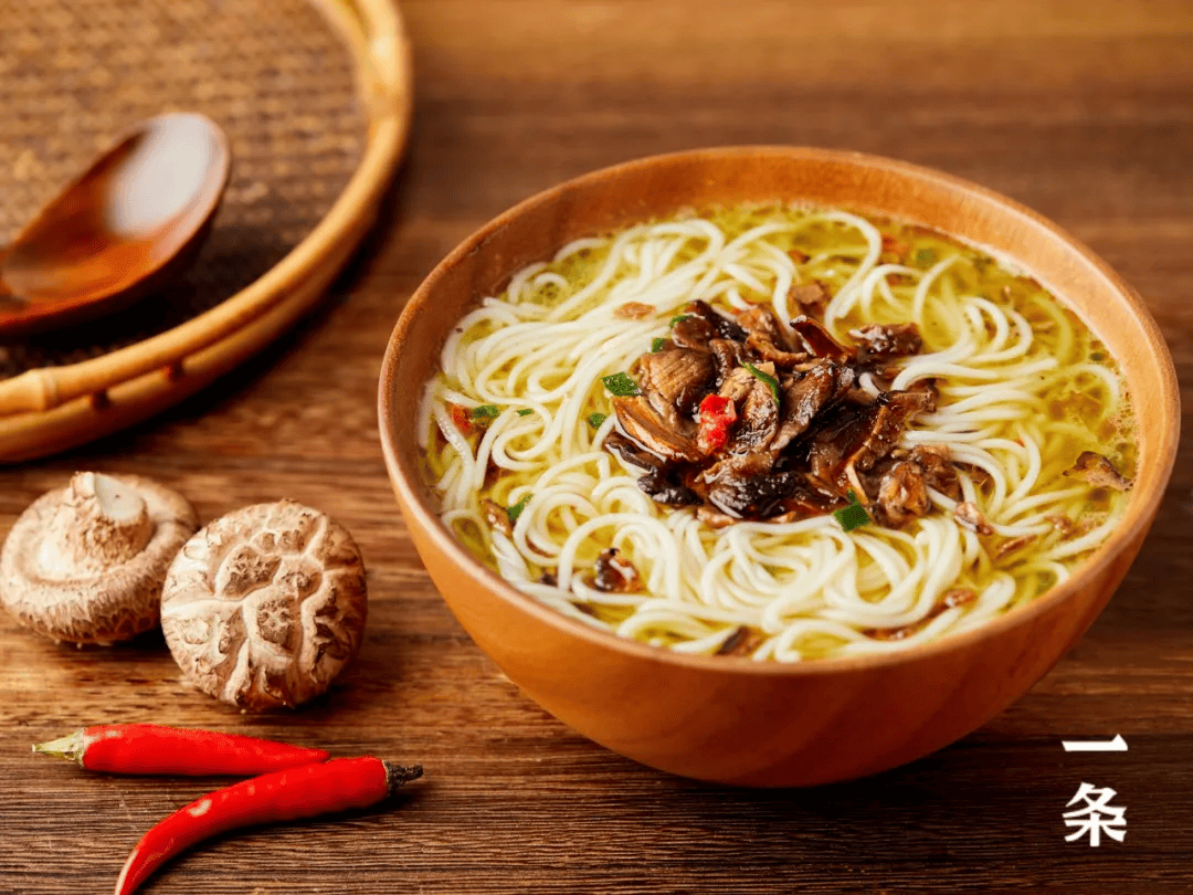 松茸土鸡汤加菌菇10分钟还原地道的云南米线