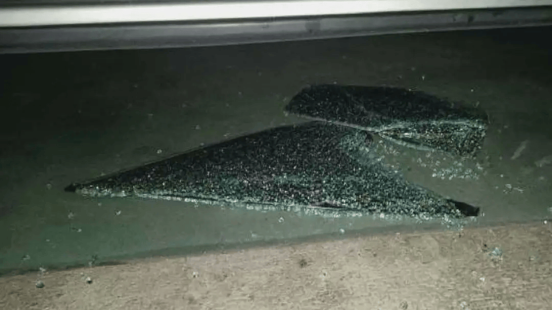 事发温州多辆奔驰车车窗被砸