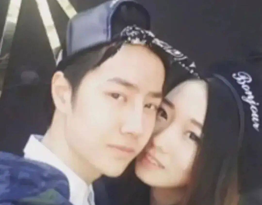 出了五官对比图确定是孟美岐本人,更有人爆出早期她与王一博的贴脸照