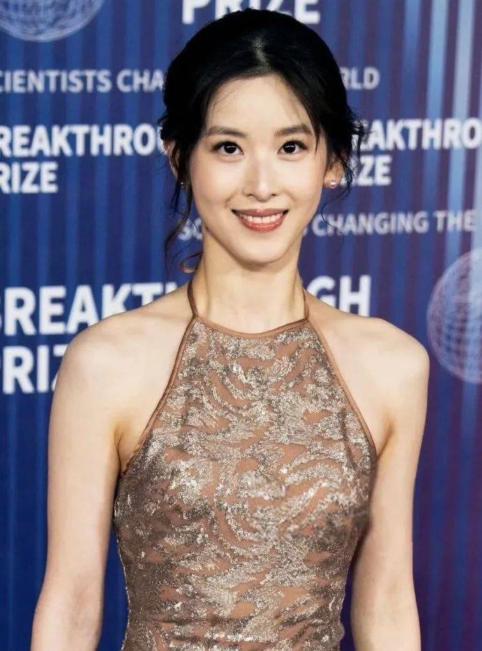 30岁章泽天自曝家族病史我大拇指已经开始有点发抖了这类人群需警惕