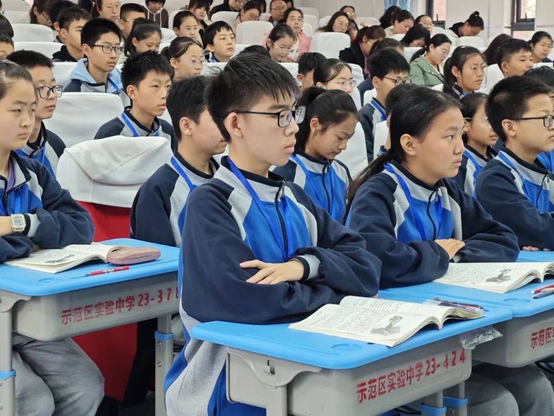 在课堂观摩环节,高新区实验中学和阳庙中学教师进行了现场课堂教学.