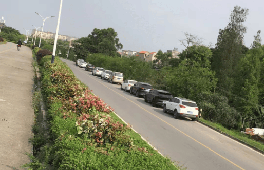 街坊报料沙头北村基围路段长期有车辆违停